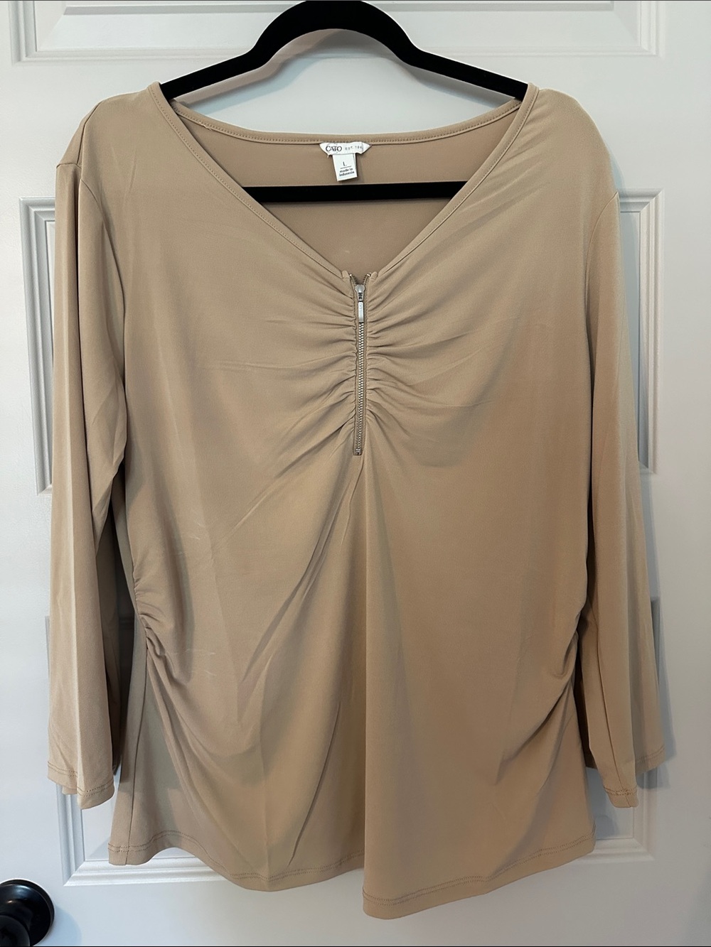 Cato Beige V-Neck 3/4 Sleeve Top with Front Zip Ruched Sides NWOT Sz L